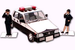 Papercraft imprimible y recortable de un coche de policia con sus agentes. Manualidades a Raudales.