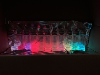 化学のヒカリ水でいろいろな色を作ろう！