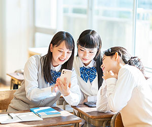 グループに入っている小中学生の割合は約8割。気になること1位は「既読スルー」