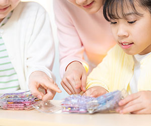 7割以上の小学生がシール集めに熱中!シール帳を持っている小学生の9割交換を楽しむ 7割以上の小学生がシール集めに熱中!シール帳を持っている小学生の9割交換を楽しむ