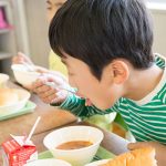 小中学生に人気の給食は「カレーライス」と「フルーツポンチ」。コロナ禍で「黙食」定着