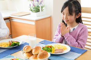 小中学生の約8割が朝食を「必ず食べる」。中学生の約4割は「ひとりで」