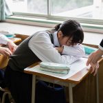 睡眠時間が足りていない小中学生は54％、原因は勉強時間の確保や動画視聴