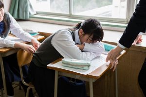 睡眠時間が足りていない小中学生は54％、原因は勉強時間の確保や動画視聴