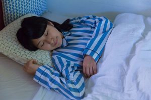 睡眠時間が足りない小中学生が昨年より増加の58%、睡眠不足の中学生のうち約4割が学校で居眠りをしてしまう