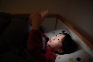 小中学生の21.1%が「眠る直前までスマホを使用」、中にはスマホを触りながら寝落ちする人も。睡眠不足を感じる小中学生は57.3％