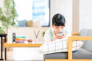 「LINE」や「メール」をよく使う小中学生のうち、4割がメッセージ上でのやりとりで「難しい」と感じたことがあると回答