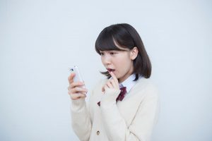 小中学生の57.5％が推しの熱愛や結婚を「悲しい」と感じる。そのうち約9割が「それでも推し続ける」と回答