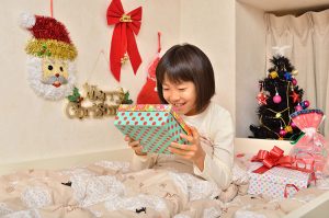 小中学生がクリスマスで1番楽しみなことは「プレゼントをもらう」 。欲しいプレゼントは「推しグッズ」がトップ