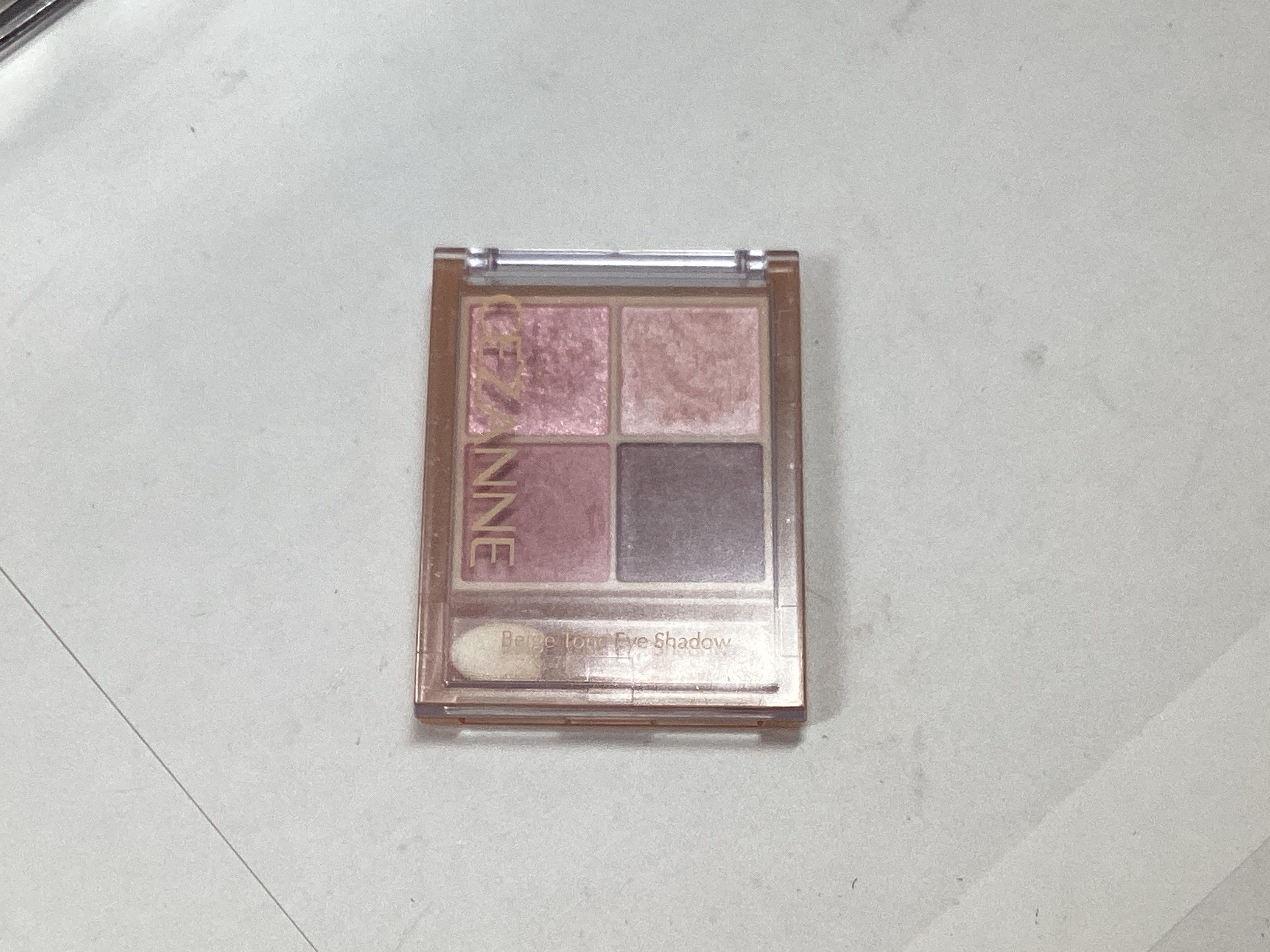 ベージュトーンアイシャドウ