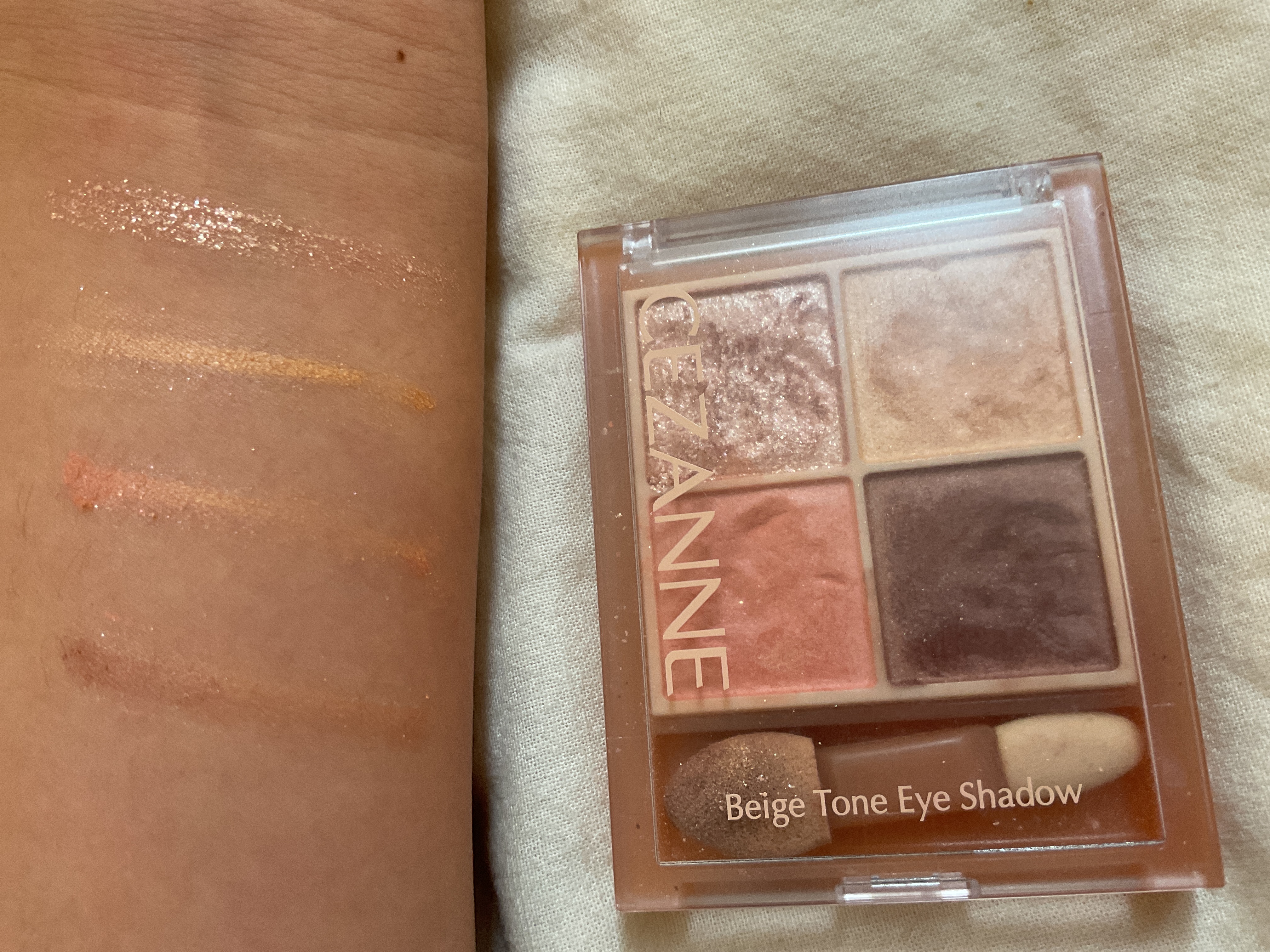 ベージュトーンアイシャドウ