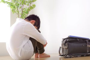 小中学生の約半数が自身を「不健康」と感じると回答。その理由の9割以上は「ストレスや不安」