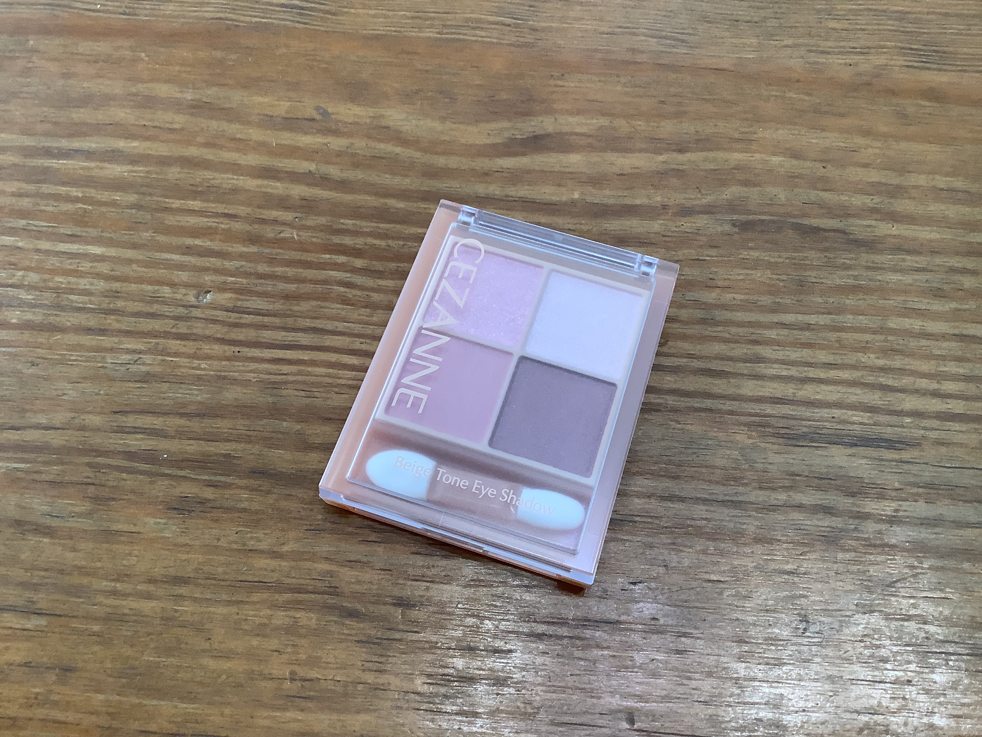 ベージュトーンアイシャドウ