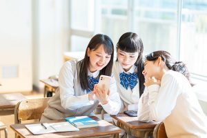 グループに入っている小中学生の割合は約8割。グループチャットで気になること1位は「既読スルー」