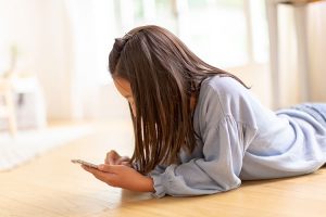 ネッ友がいる小中学生は過去最多の74.8％。年上との交流が増える一方、対面には抵抗感も