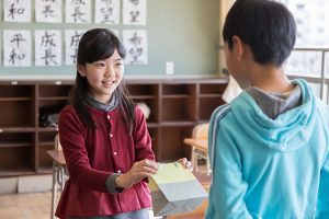 好きな人ができてから自分自身に変化があった小中学生は89.3％。「おしゃれや身だしなみに気を使うようになった」が最多