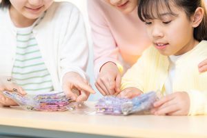 7割以上の小学生がシール集めに熱中！シール帳を持っている小学生の9割、中学生の7割近くがシール交換も楽しむ
