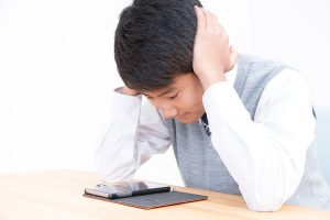 小中学生が考えるSNS最大の問題は「ネット犯罪」。6割以上が将来的な日本での16歳未満のSNS規制を予想