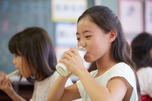 学校給食の人気メニュー1位は前回に引き続き「あげパン」。小中学生の58.1%が「牛乳以外の飲みものを選びたい」と回答