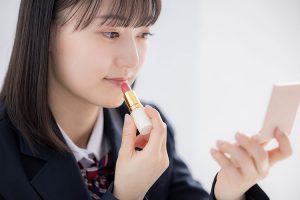 普段メイクをする小中学生は約7割！中学生の4割近くが「毎日学校へメイクしていく」と回答、学校でメイクに関するルールがあるのは73.8％