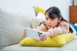 自分を「スマホ中毒」だと感じる小学生は37％、中学生では52.5％。そう感じる理由の1位は「気づいたら1時間以上いじっていたとき」