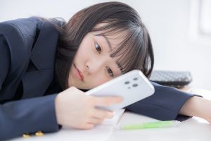小中学生の8割以上が「友だち関係で悩んだ経験がある」と回答。悩みの相談相手は「だれにも相談しない」が最多、「AI（ChatGPTなど）」が2位に